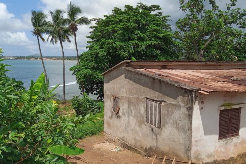 PRA 04 Terreno beira mar 2500m2 Passadeira Sao Tome com casa para renovar_004